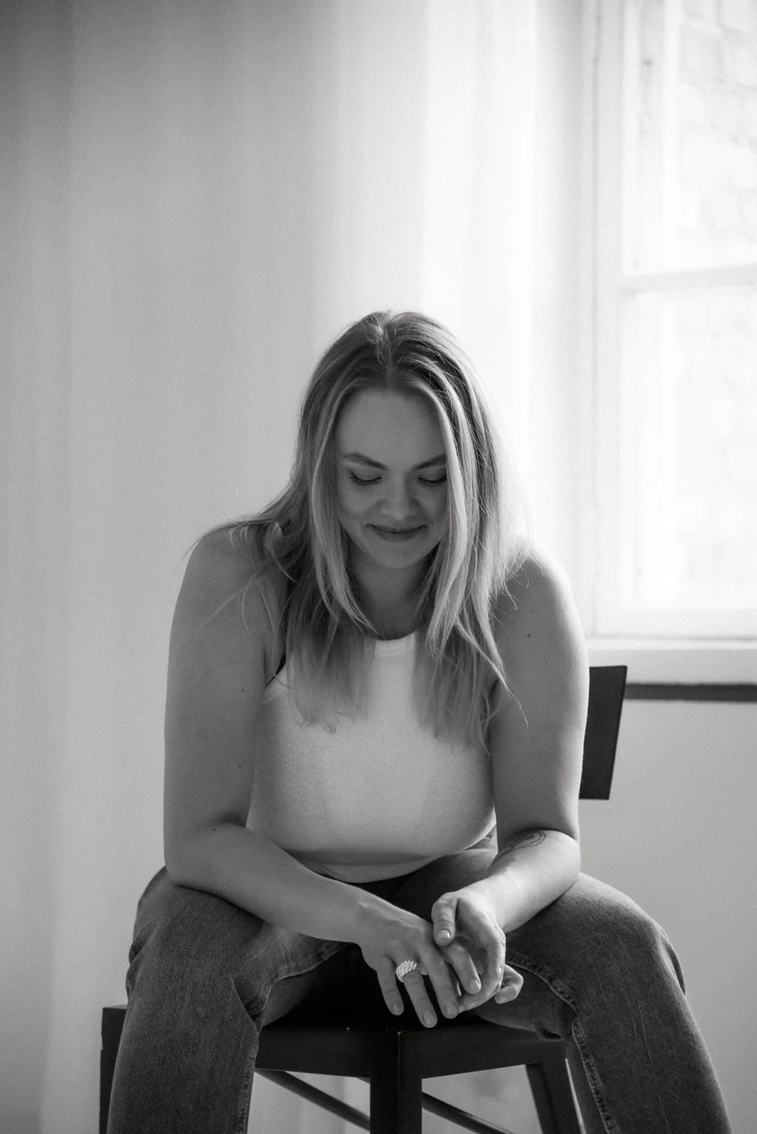 Henkilökuva naisyrittäjä Jenni Boughanmista. Kuvannut brändikuvaaja Heidi Väisänen.