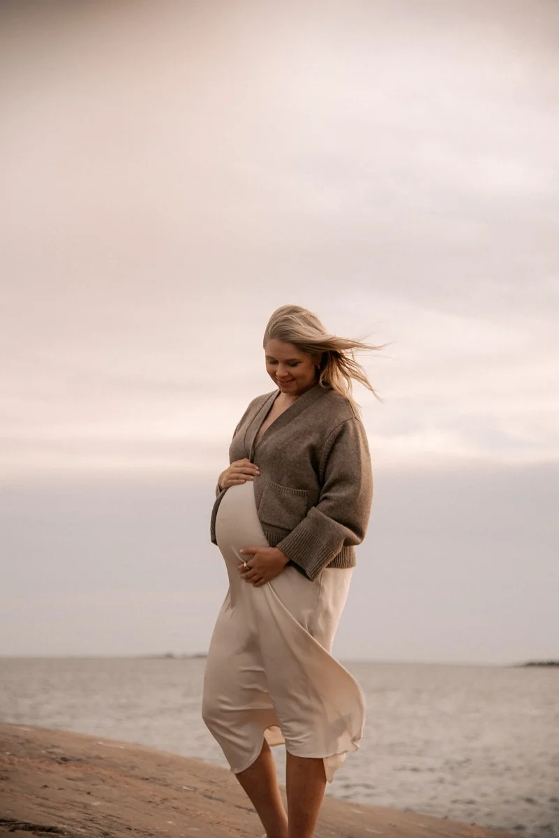 Seesteinen tunnelma, odotusajankuvaus veden äärellä.