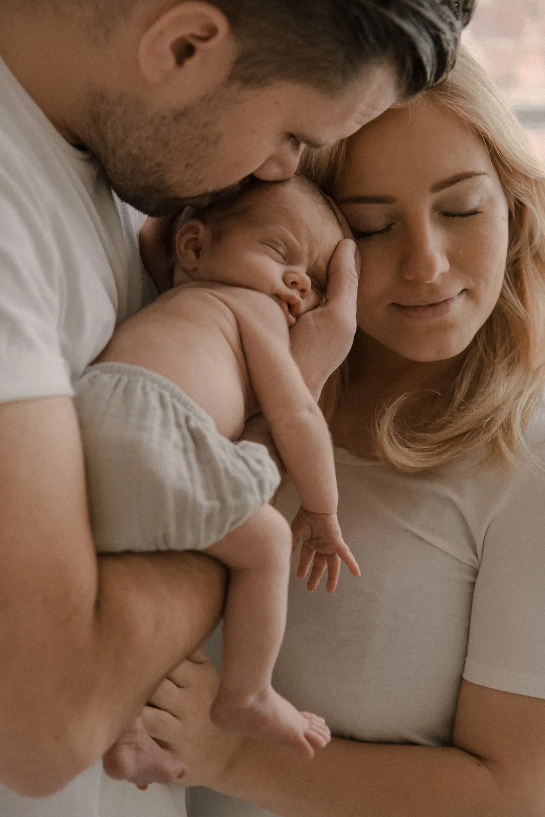 Perheen välinen rauhallinen hetki. Kuvan on ottanut vauvakuvaaja Heidi Väisänen.