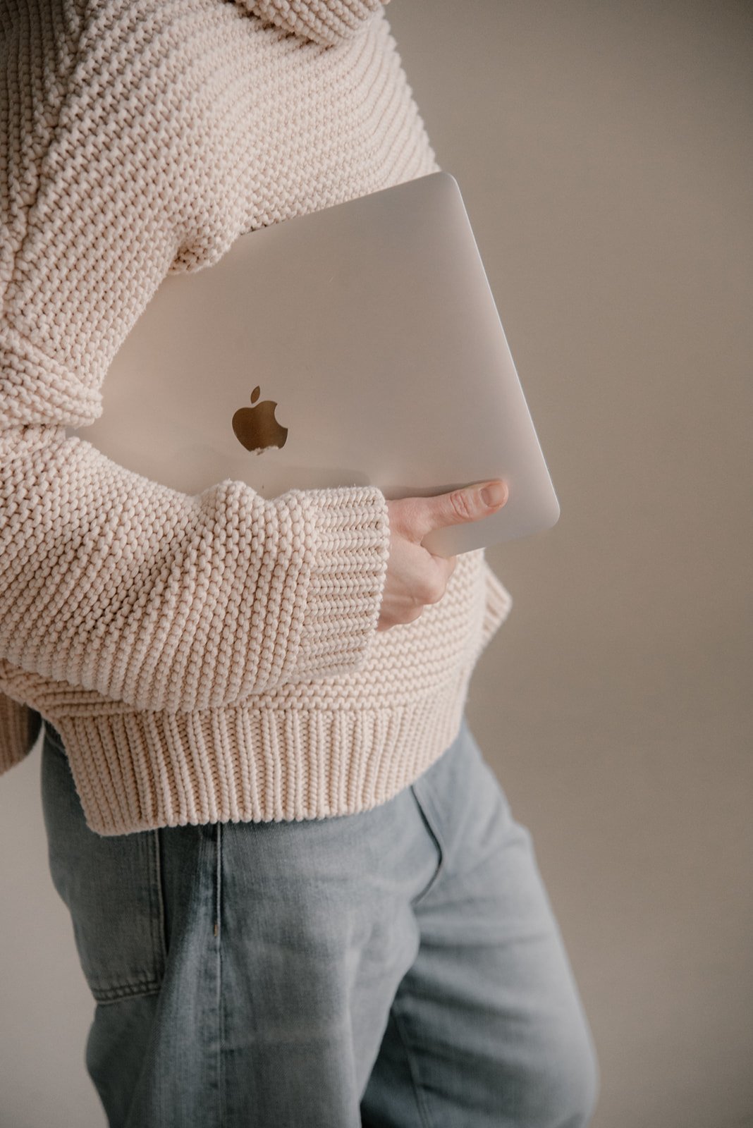 Vaumiin yrityskuvaus, naisyrittäjä kainalossaan kannettava tietokone.