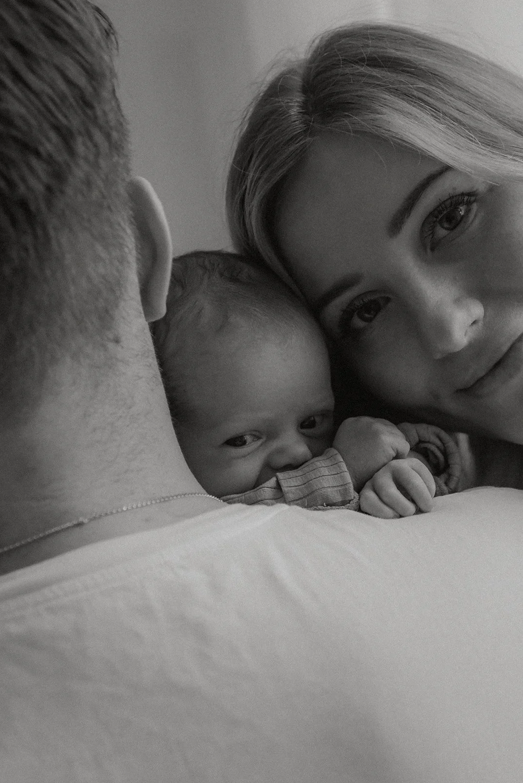 Vastasyntyneen lapsen ensi hetkiä. Vauvakuvaus studiolla.