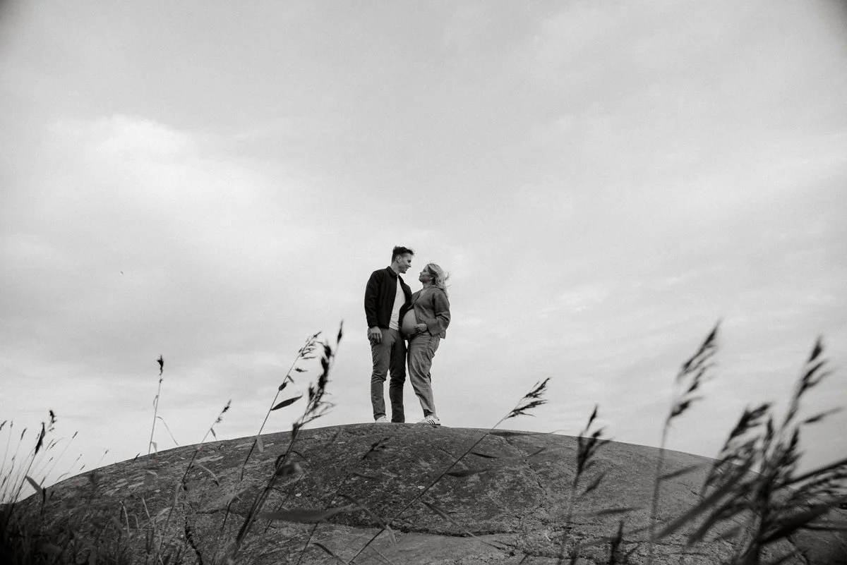 Kalliolla toteutettu odotuskuva.