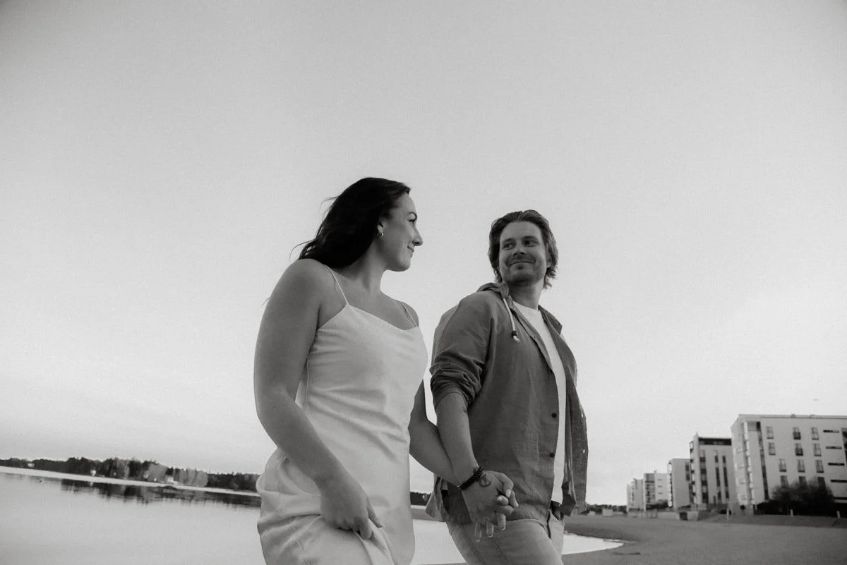 Käsi kädessä kävelevä pariskunta. Pariskuntakuvaus Espoo.