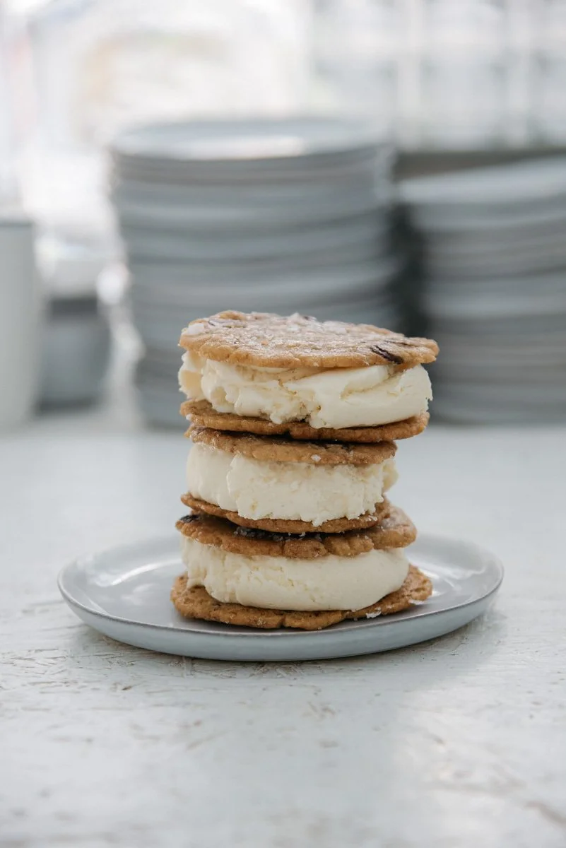 Tuotekuvassa herkulliset keksijäätelöt kahvilassa.