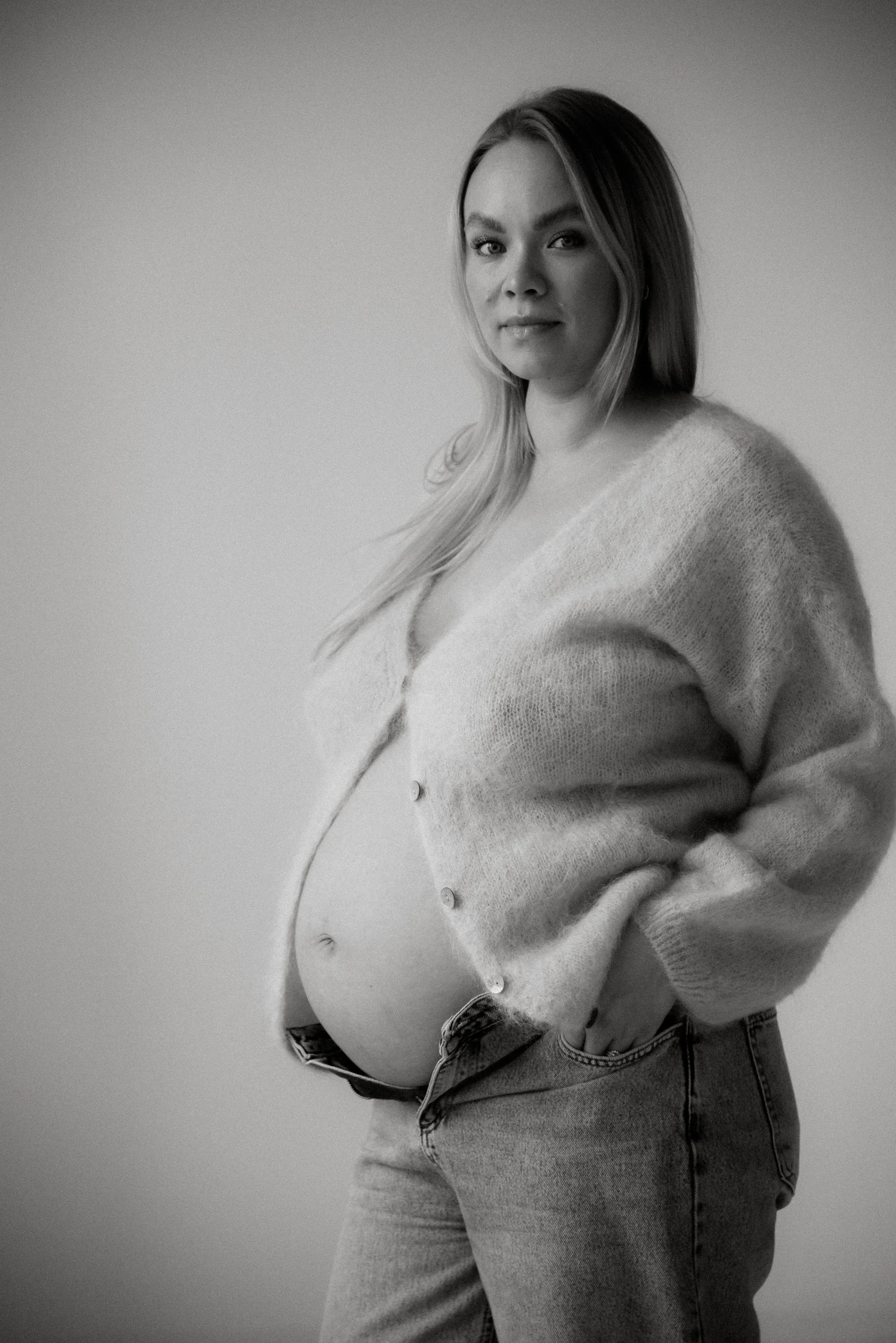 Raskaana oleva äiti mustavalkoisessa odotusajankuvassa. Kuvan on ottanut valokuvaaja Heidi Väisänen.