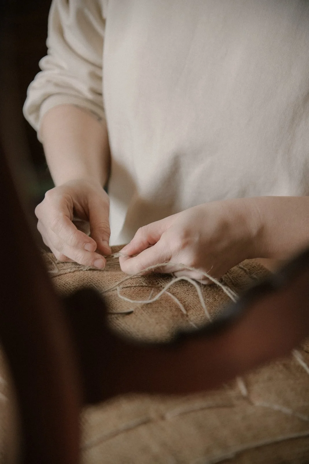 Verhoiluliike Eklundin yrittäjä työssään. Kuvannut yrityskuvaaja Heidi Väisänen.