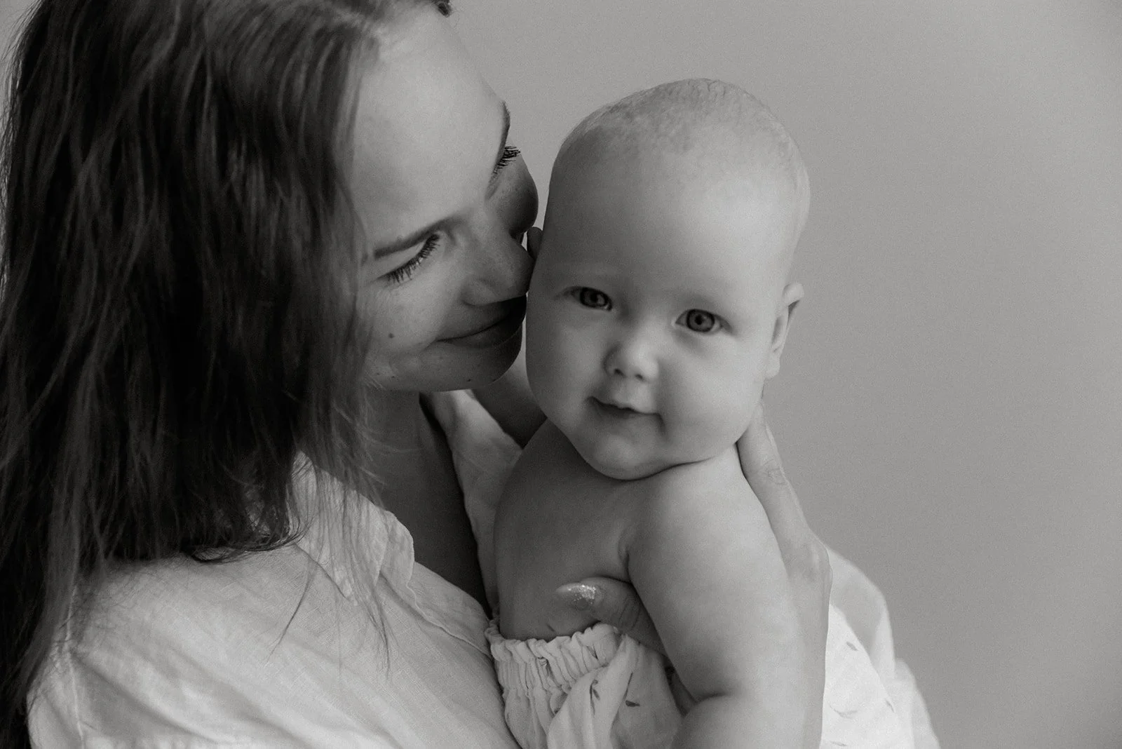 Mustavalkoisessa lähikuvassa äiti ja vauva. Kuvan on ottanut vauvakuvaaja Heidi Väisänen.