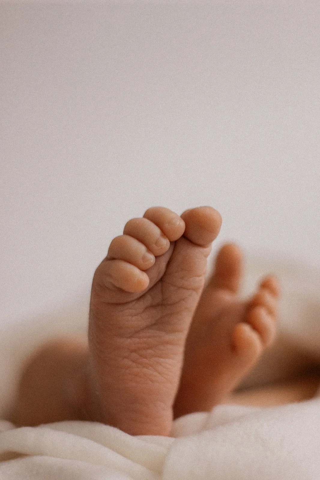 Vastasyntyneen pienet kippuraiset varpaat.