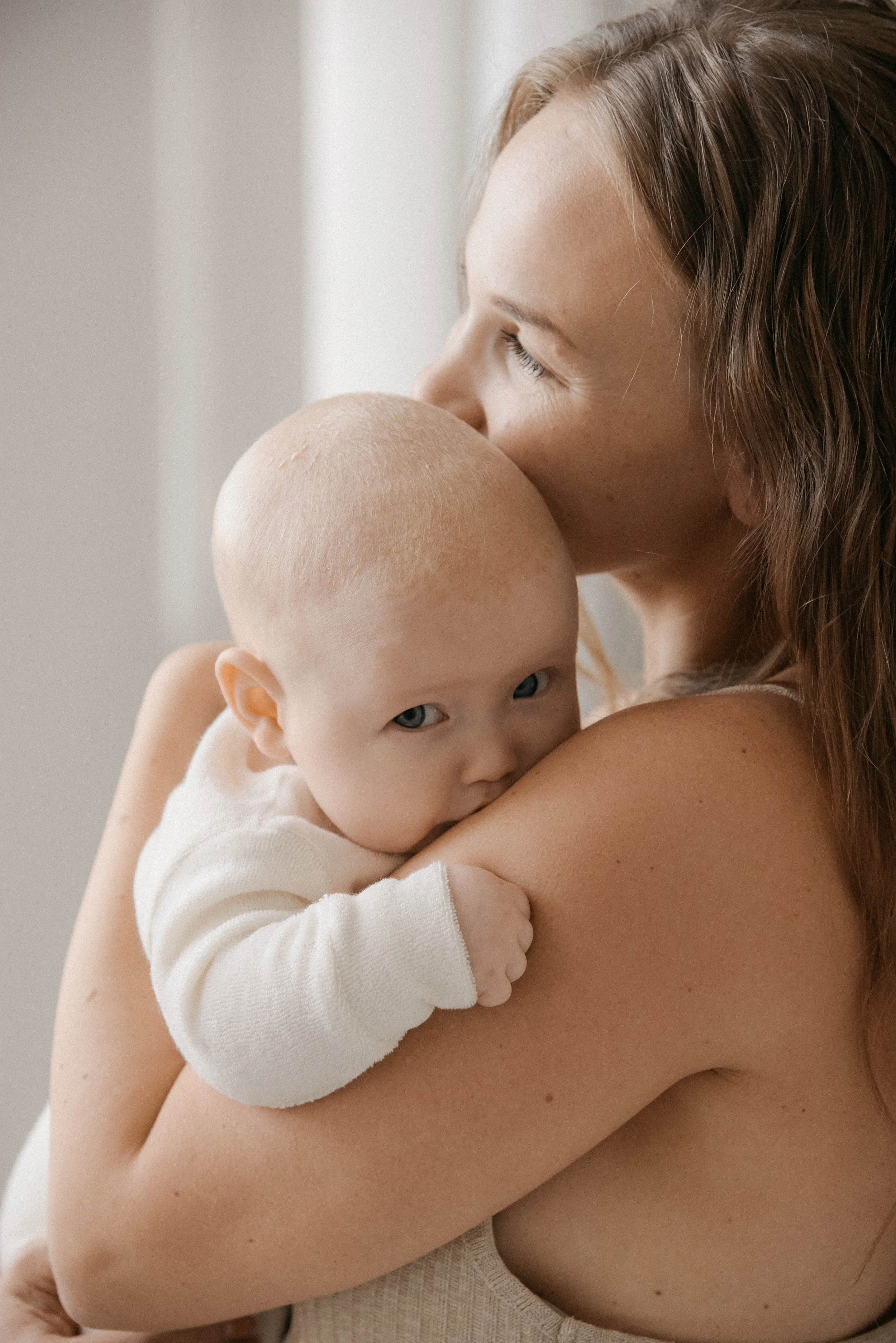 Äiti- ja lapsikuvaus luonnonvalossa studiolla Keravalla.