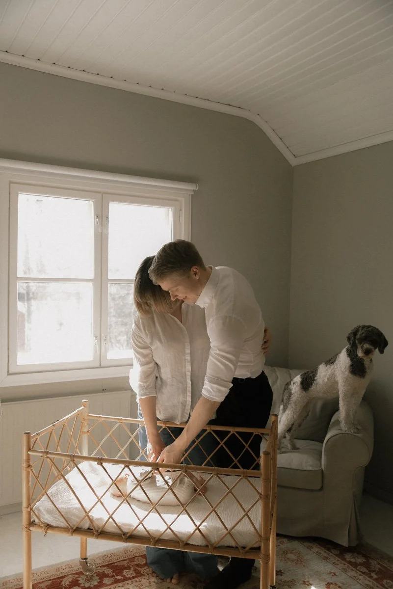 Vastasyntynyt vauva omassa sängyssään kotona. Vauvakuvaus Helsinki.