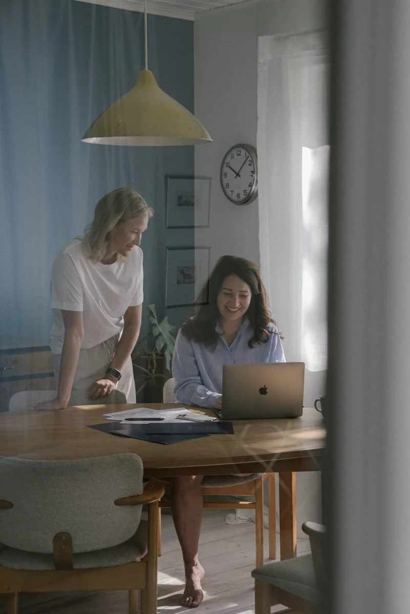 Neam Societyn brändikuvaus. Yrittäjät työssään tietokoneen äärellä.