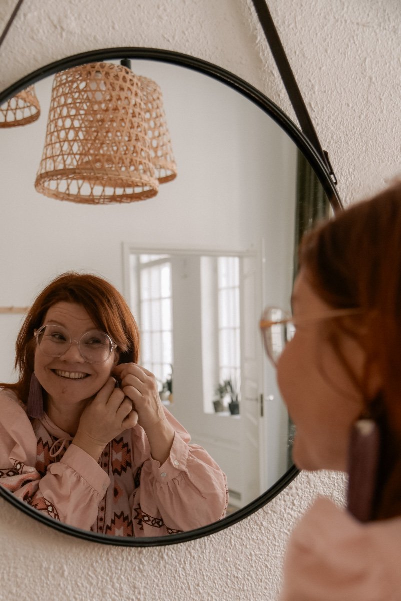 Verhoomo Vanhan Viehätys yrityskuvaus, yrittäjä Virve Taljavirta kuvattuna peilin kautta.