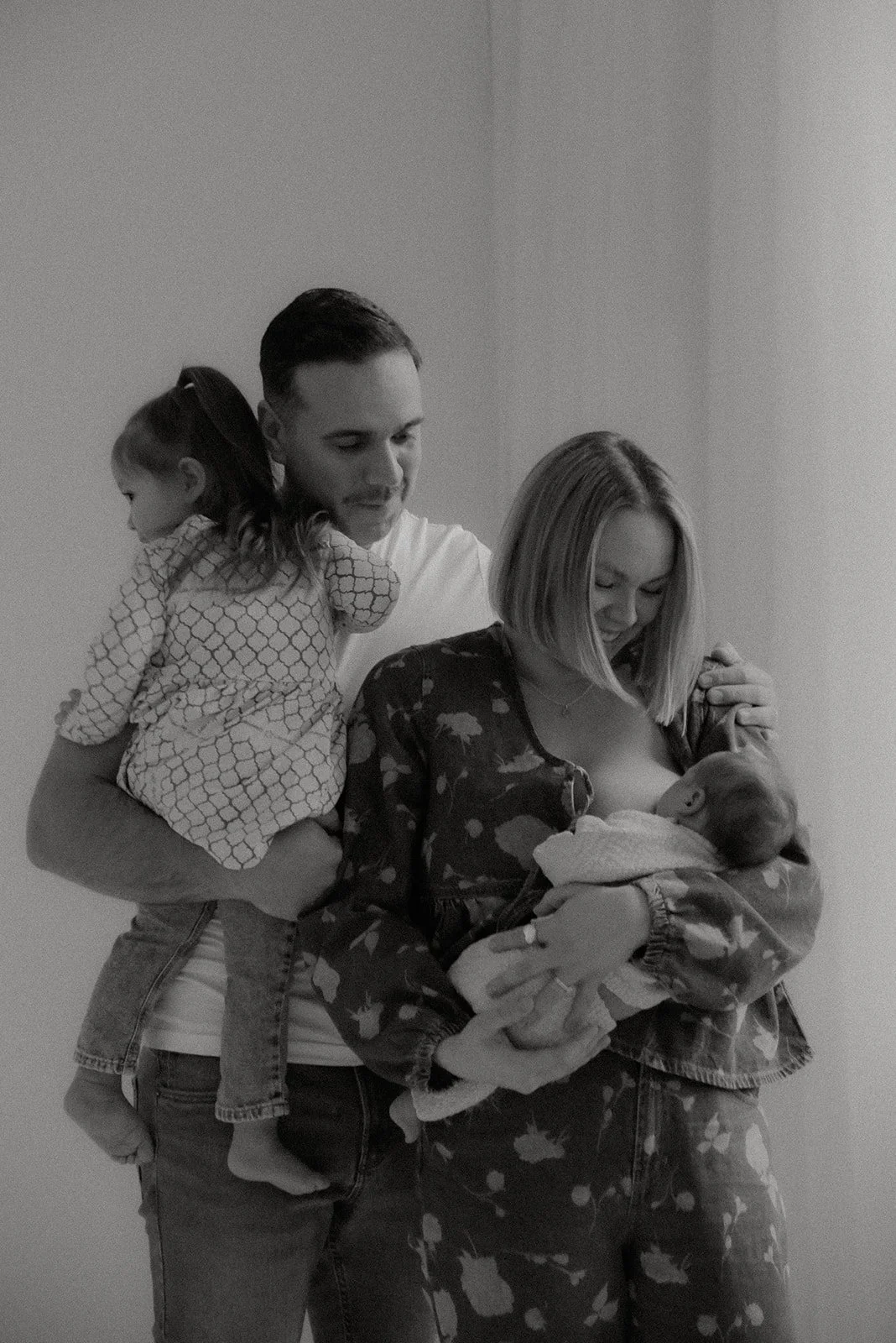 Perhekuvaus harmonisessa studiossa Keravalla.