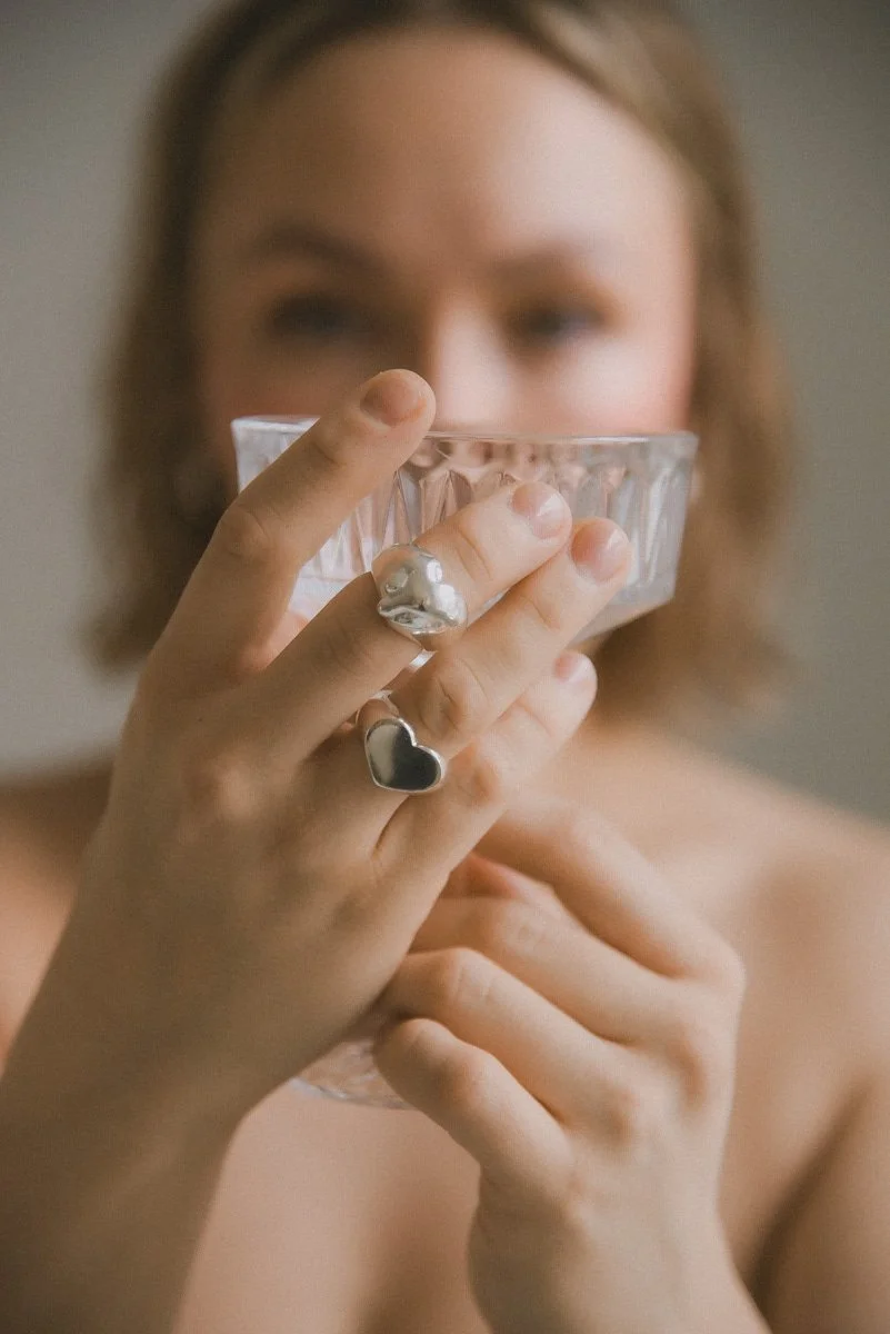 Tuotekuvaus, kädessä sormuksia.