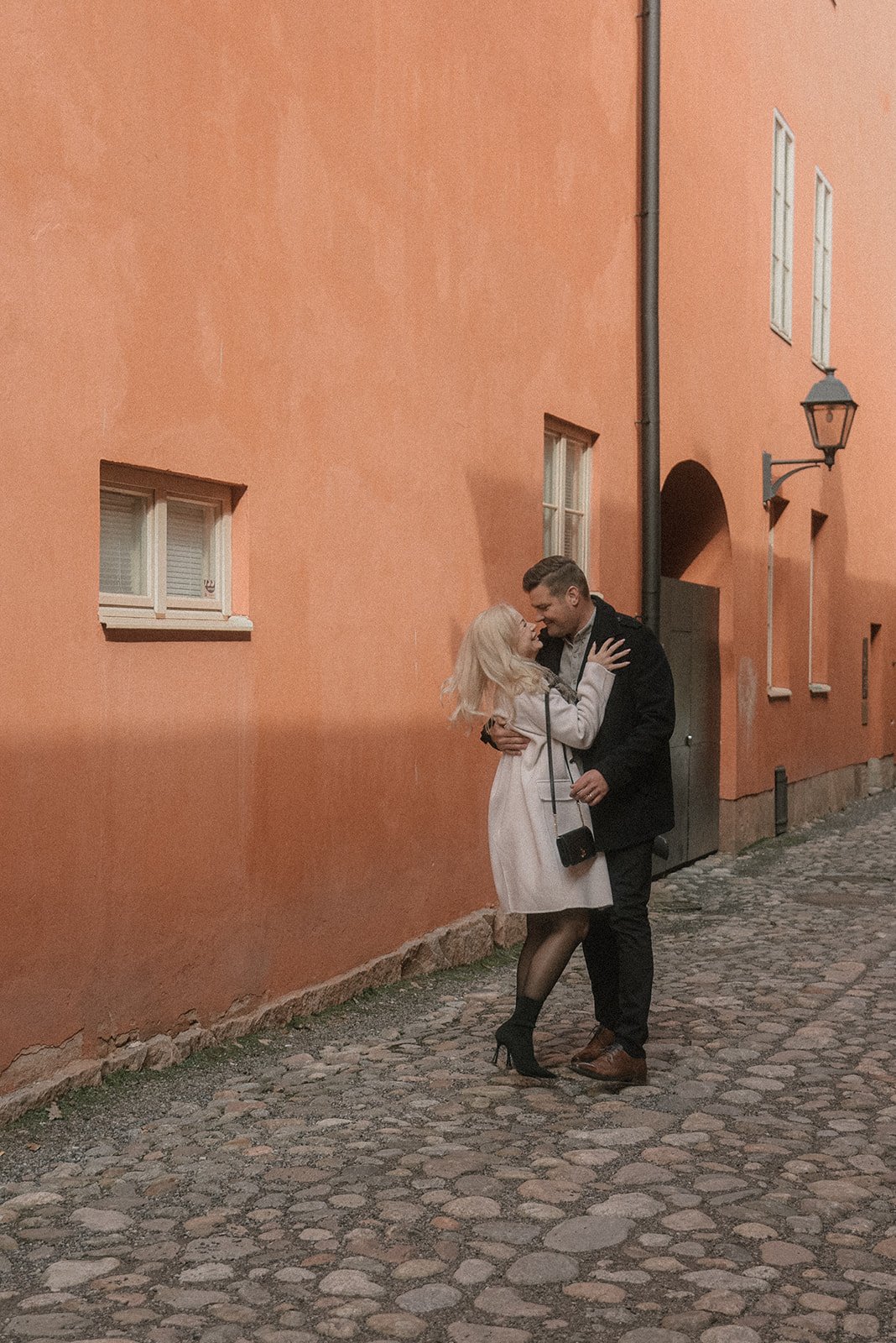 Kaupunkimiljöössä toteutettu pariskuntakuvaus.