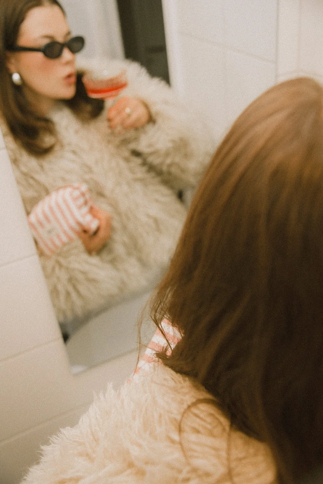 Edlan brändikuva, jossa yrittäjä siemailee juomaansa kylpyhuoneessa.