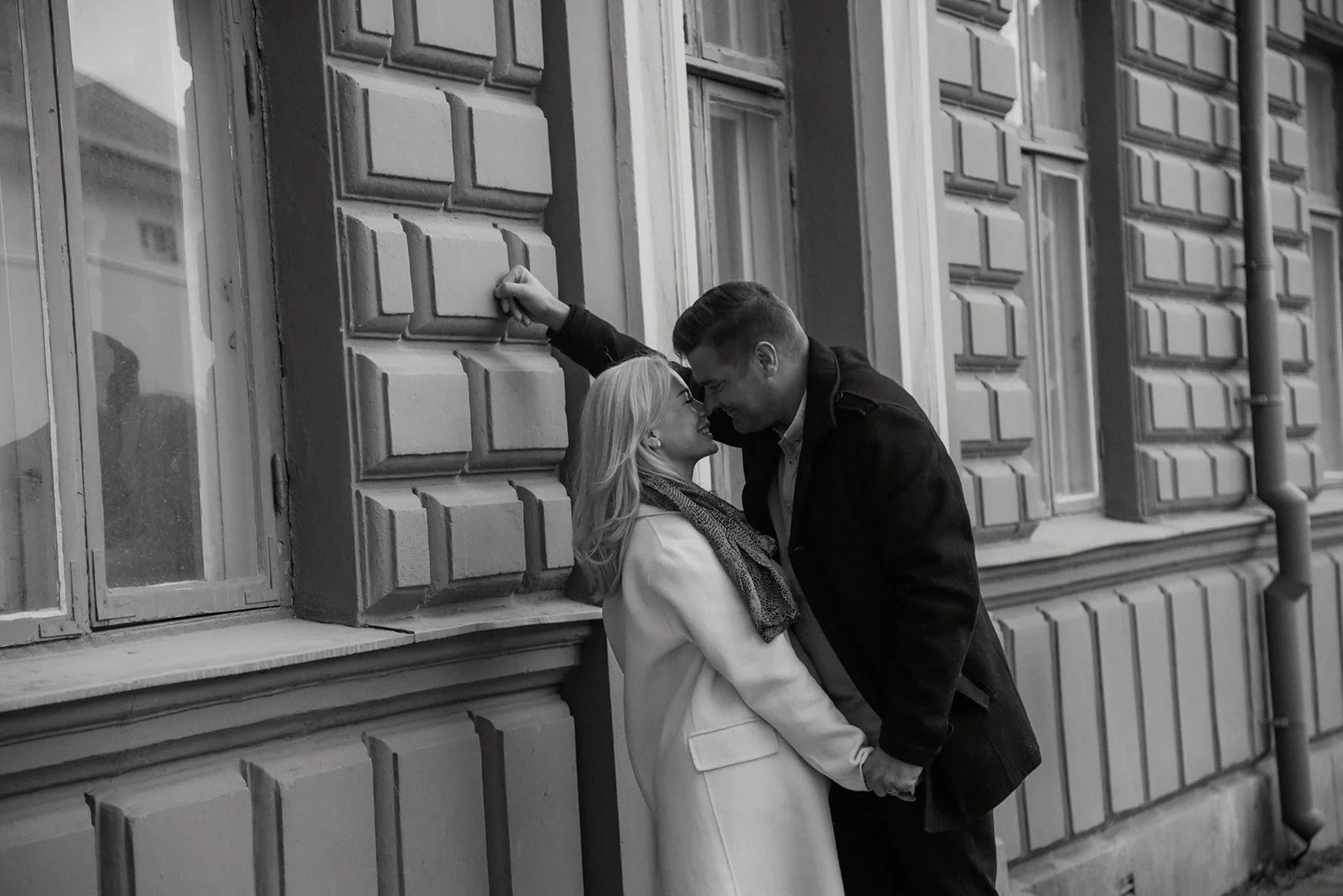 Heidi Väisäsen ottama pariskuntakuva, jossa nainen ja mies katsovat toisiaan läheltä kaupunkimiljöössä.