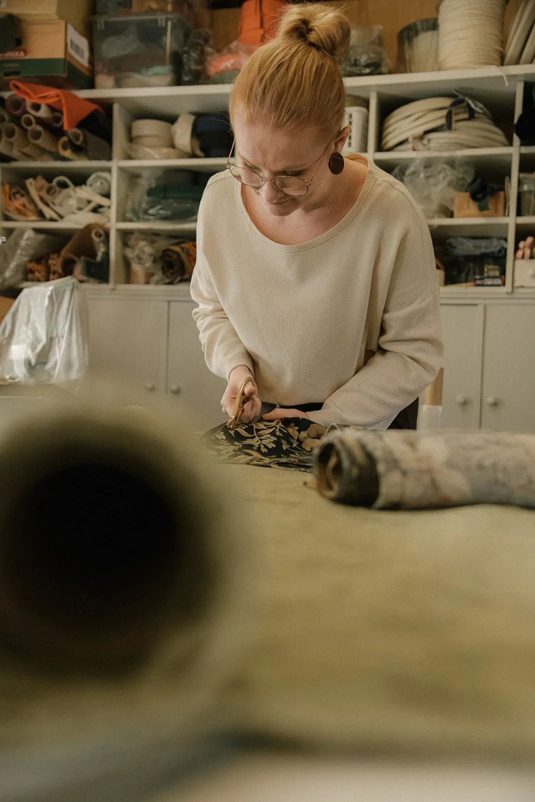 Verhoiluliike Eklundin yrityskuvaus, yrittäjä Ida Eklund työssään verhoomolla.