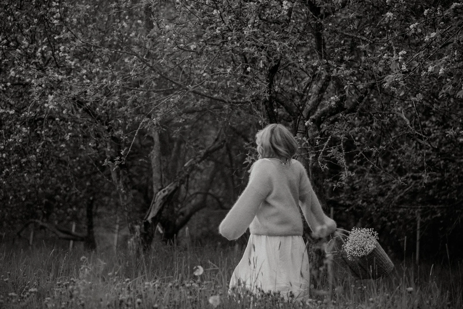 Doula Jutta Alanen / Sunsynnytys kävelee luontomaisemassa. Kuvannut brändikuvaaja Heidi Väisänen.