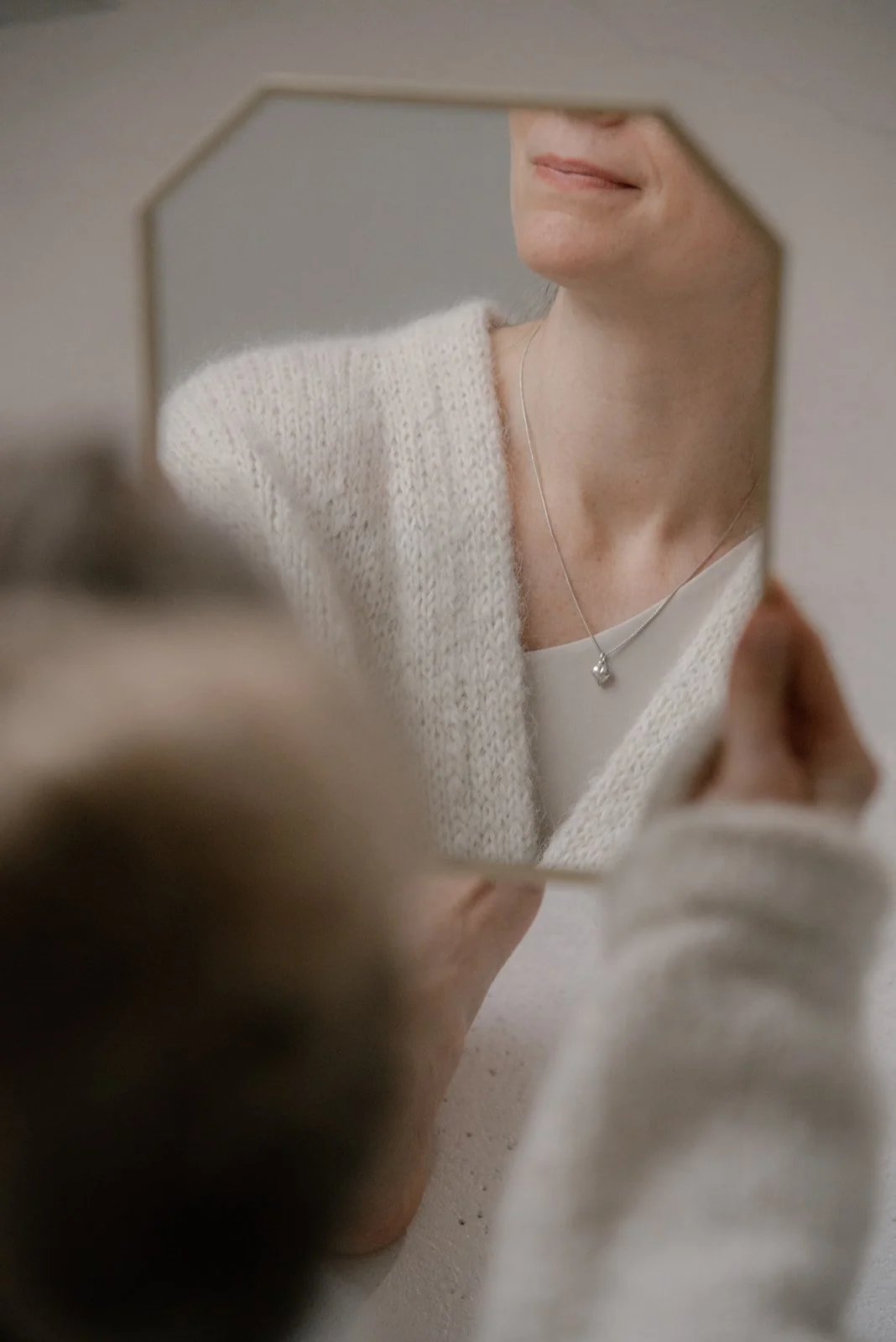 Vaumiin yrittäjä Miia katsoo peilikuvaansa. Kuvannut henkilökuvaaja Heidi Väisänen.