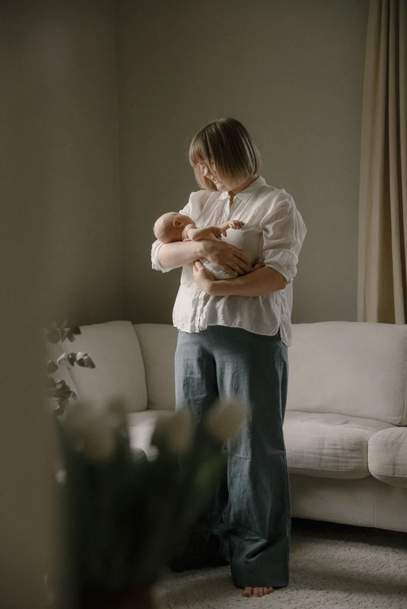 Äidin sylissä vastasyntynyt vauva. Vauvakuvaus pääkaupunkiseutu.