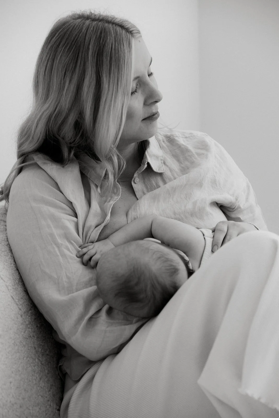 Äiti ja lapsi jakavat hiljaisen hetken. Äiti- ja lapsikuvauksen on toteuttanut valokuvaaja Heidi Väisänen.