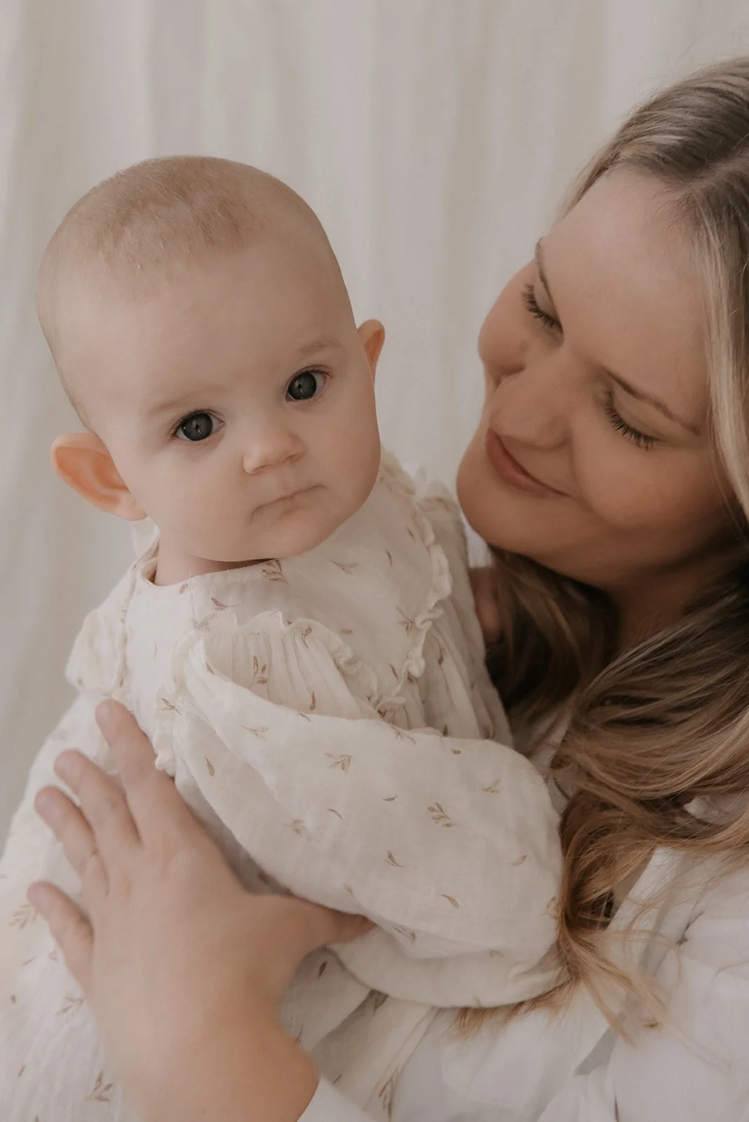 Äiti- ja lapsikuvaus harmonisessa valokuvausstudiossa Saviolla Keravalla.