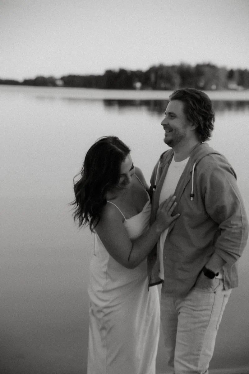 Pariskuntakuvaus luonnonvalossa ulkona.