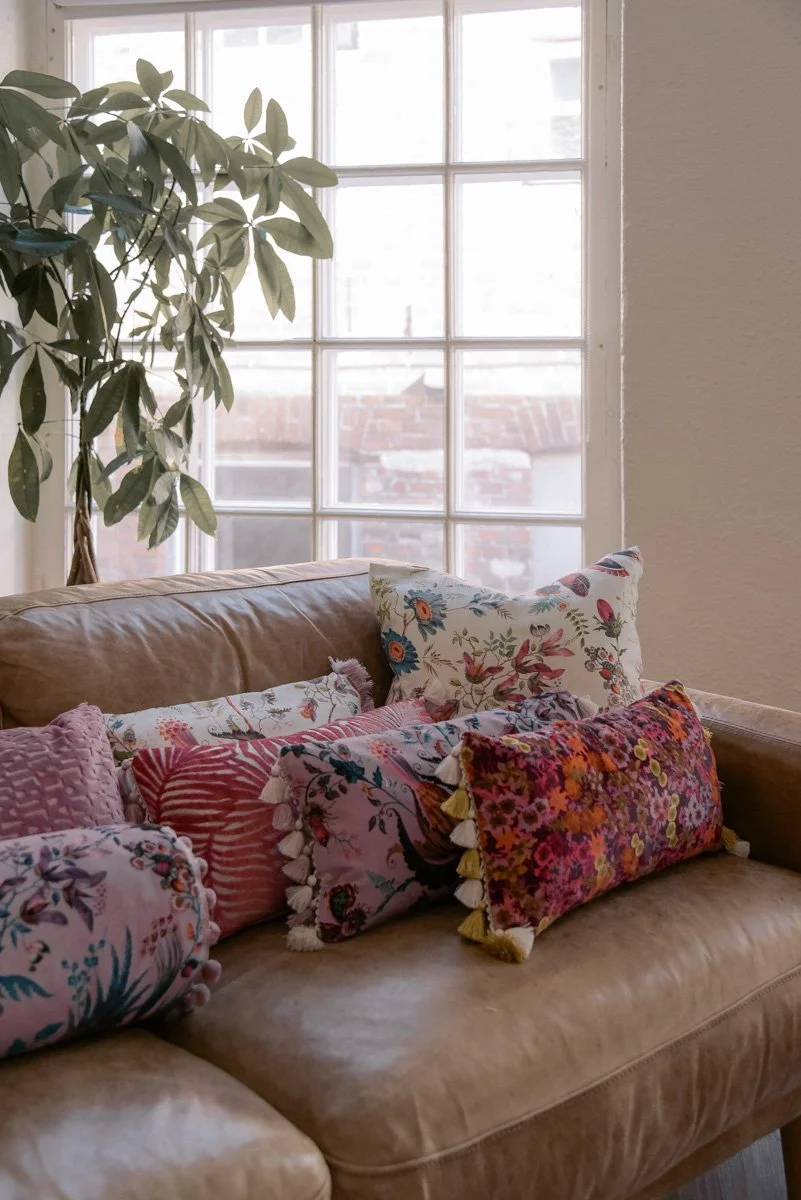 Värikkäitä tyynyjä sohvalla. Tuotekuva Verhoomo Vanhan Viehätykselle.