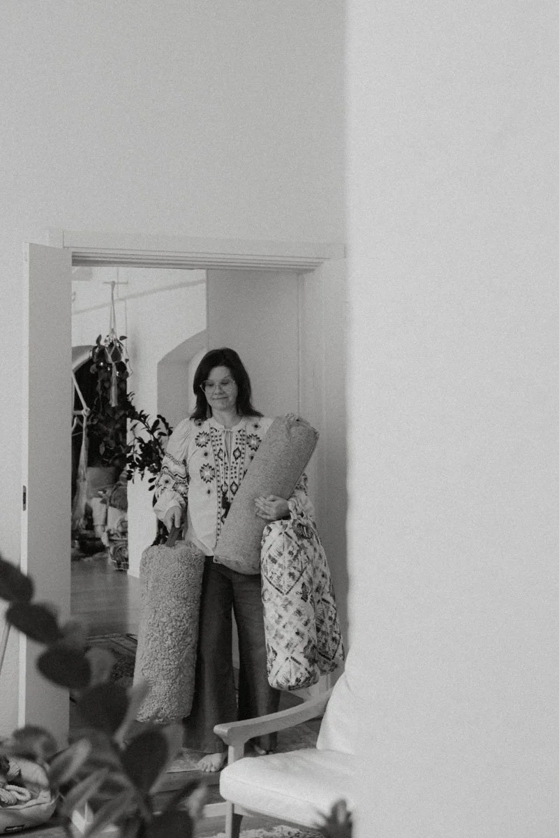 Verhoomo Vanhan Viehätys yrityskuvaus, yrittäjä Virve Taljavirta pitelee käsissään värikkäitä tyynyjä.