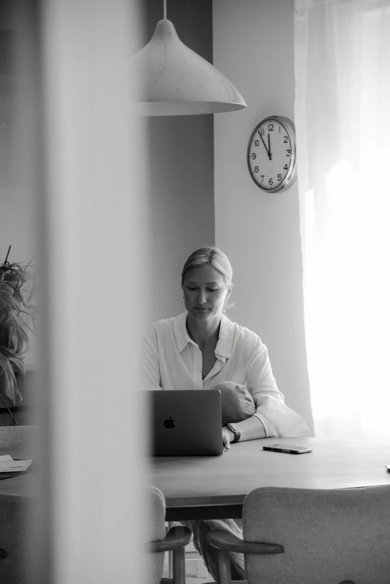 Neam Societyn yrittäjä läppärin äärellä.