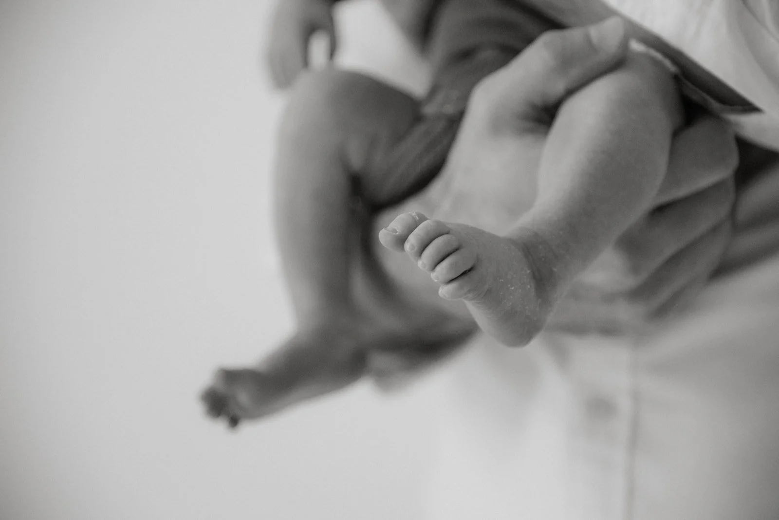 Lapsikuva, jossa vastasyntyneen pienet jalat.