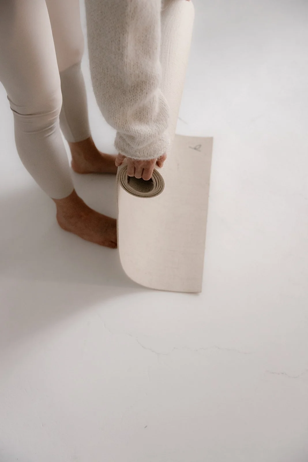 Vaumiin brändikuva, jossa yrittäjä rullaa joogamattoa.