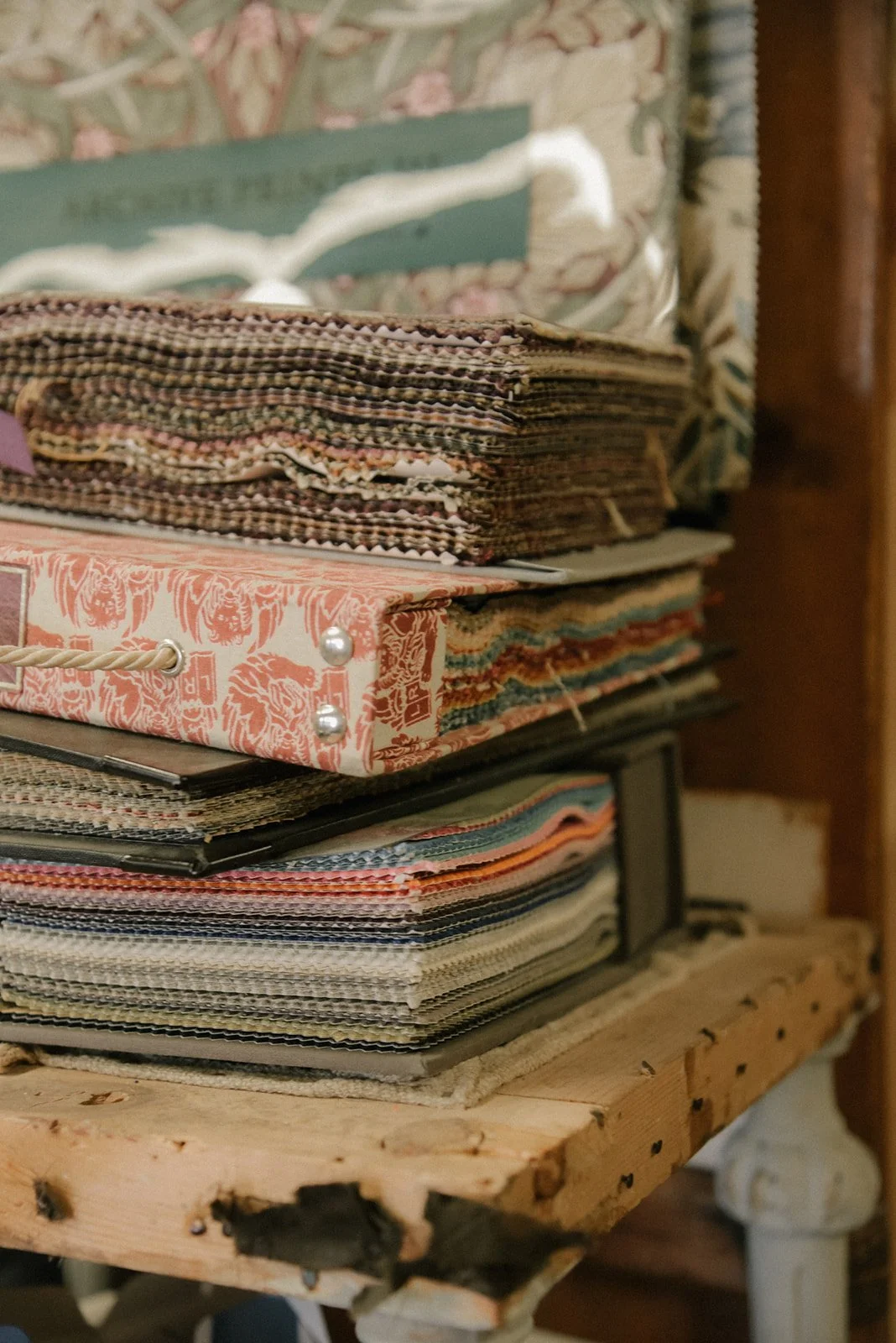 Vino pino värikkäitä kangastilkkuja.