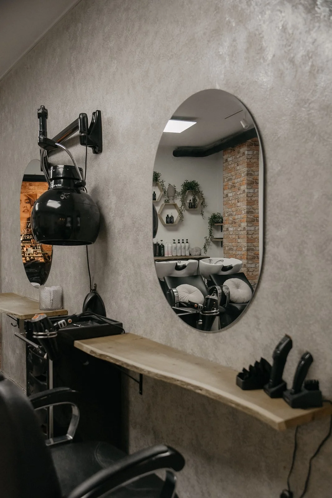 Hykken yrityskuvaus, kampaamon liiketilat ja peili.