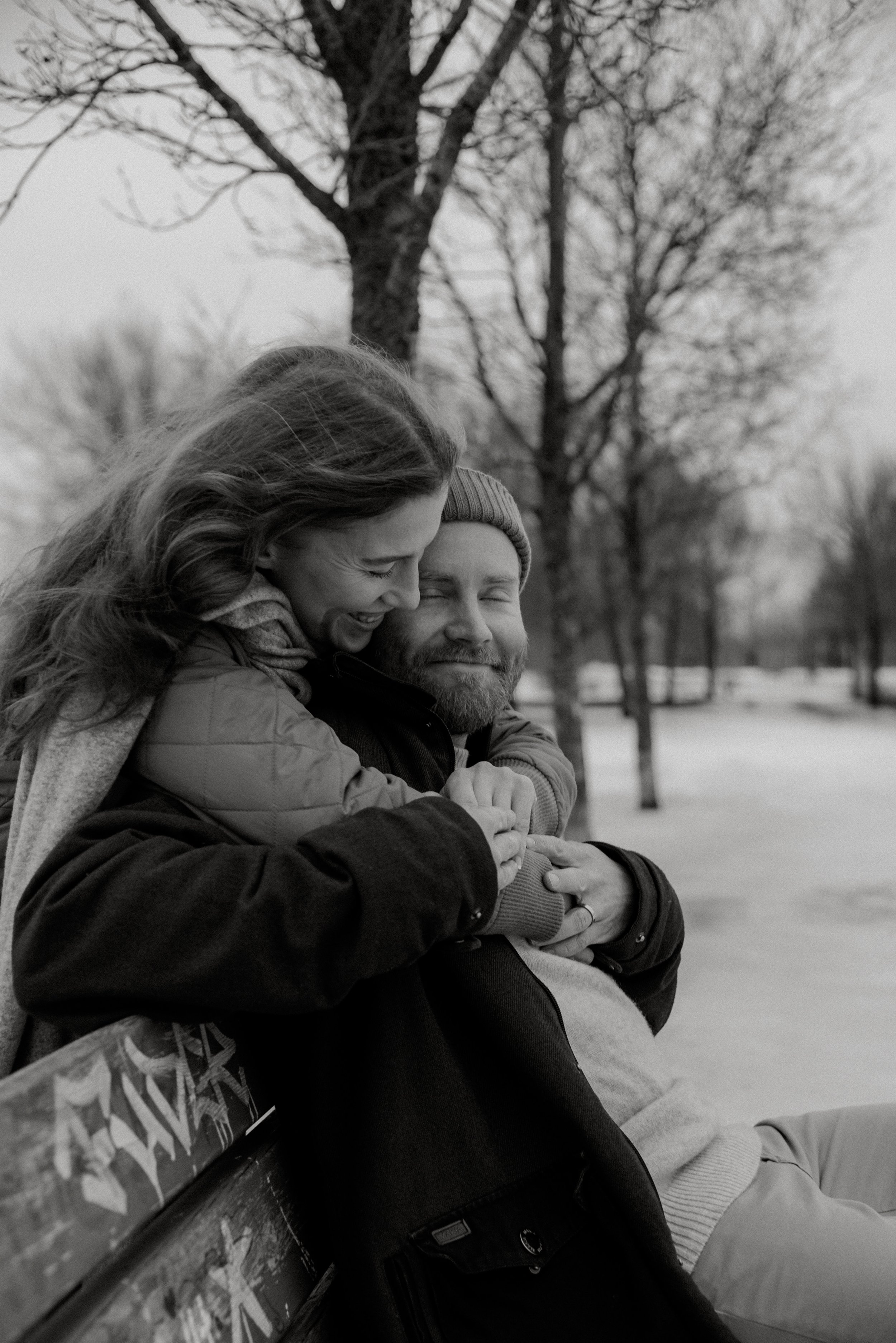 Mustavalkoinen pariskuntakuva, jossa mies ja nainen halaavat toisiaan. Pariskuntakuvaus Espoo.