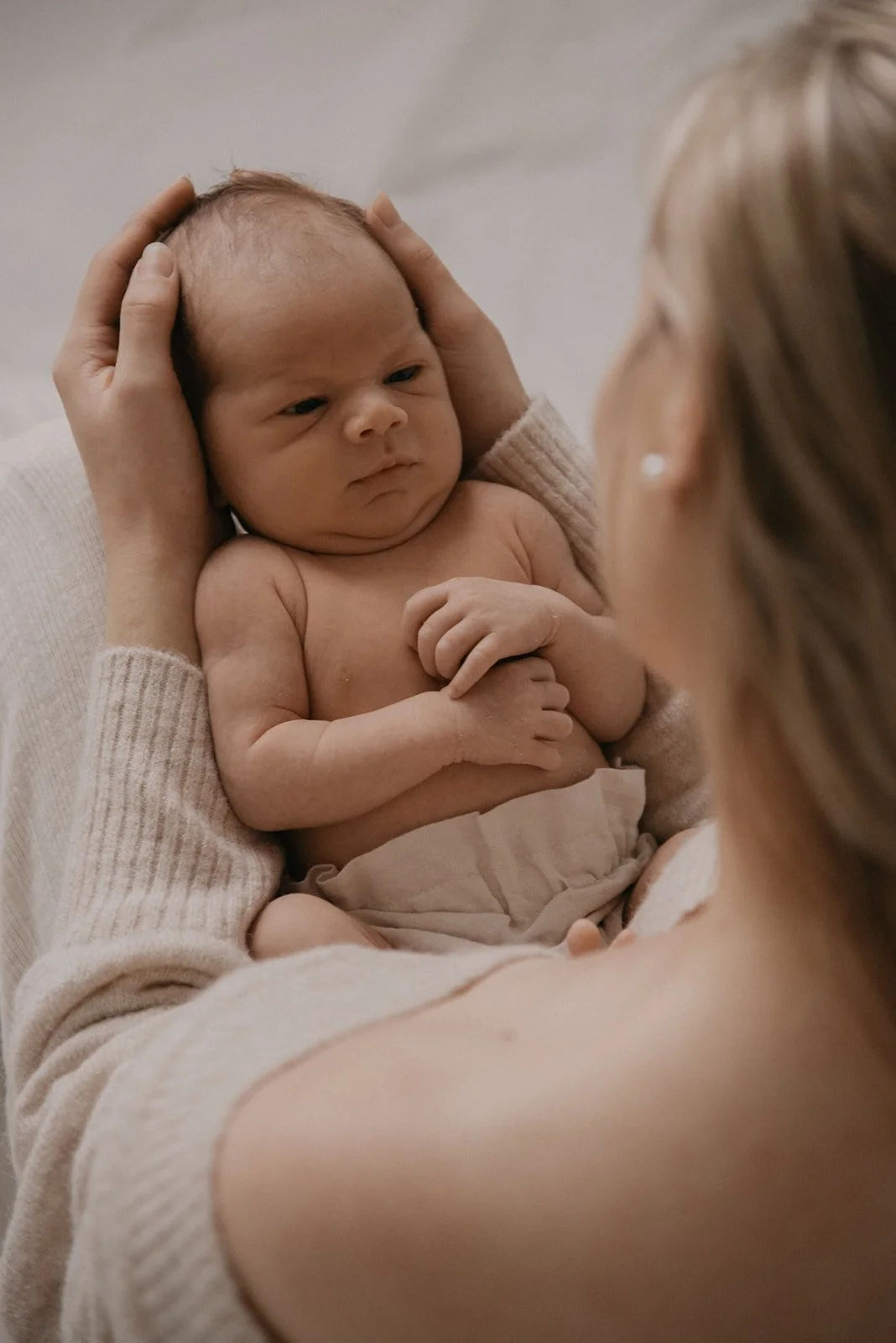 Heidi Väisänen kuvaa vastasyntyneiden ensimmäisiä hetkiä studiollaan Saviolla.