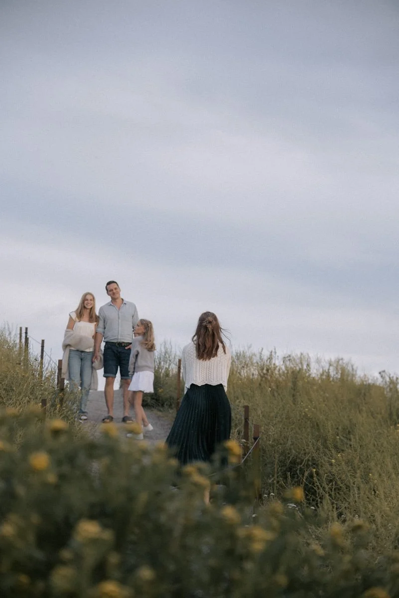 Perhekuvaus Helsinki, nelihenkinen perhe luontomaisemassa.