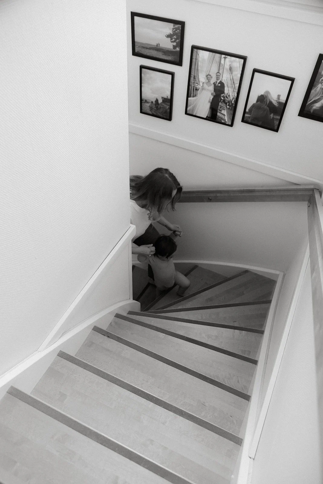 Heidi Väisänen kuvaa perhettä heidän kotonaan.