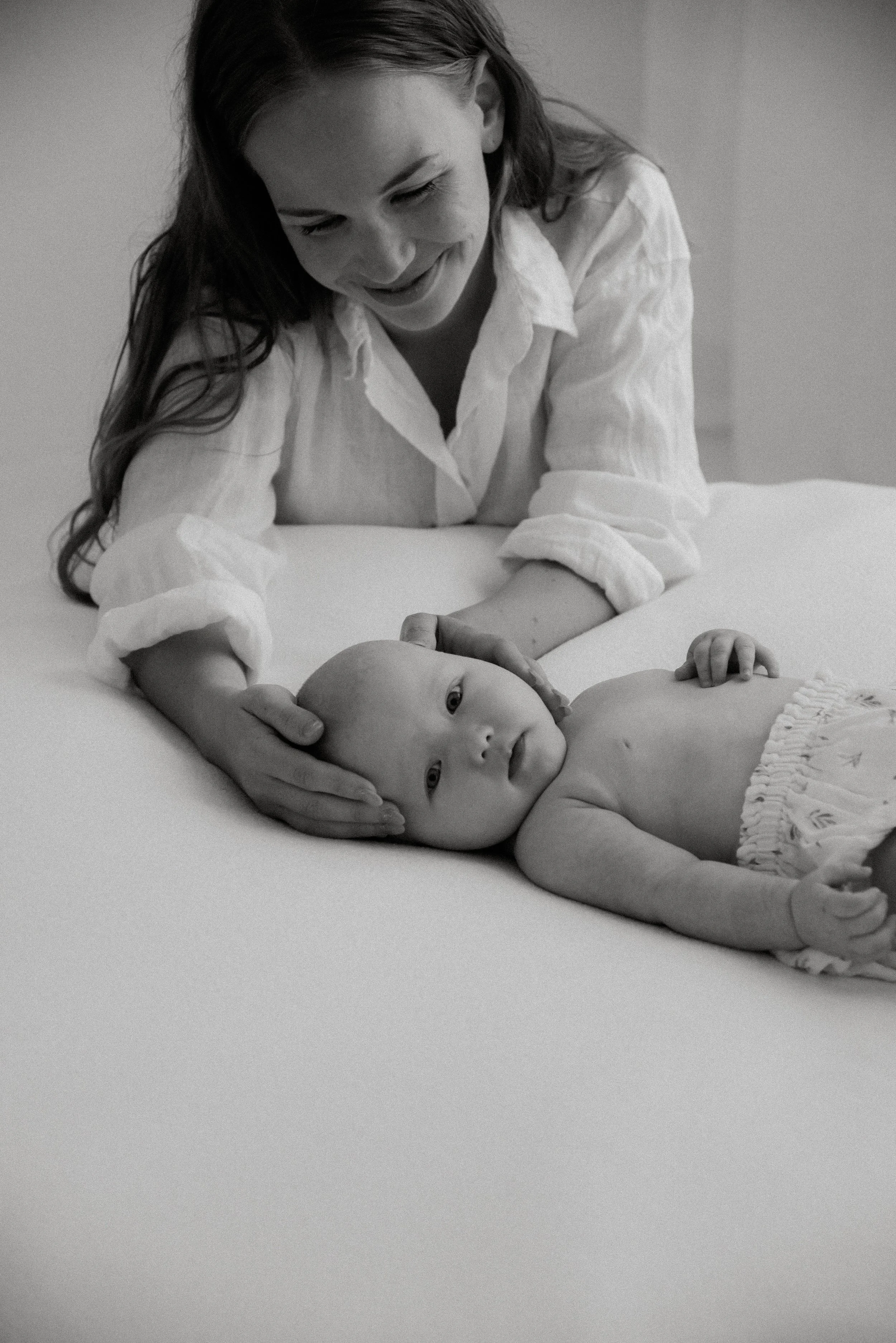 Heidi Väisäsen toteuttamat kuvaukset studiolla. Kuvattavana äiti ja lapsi.