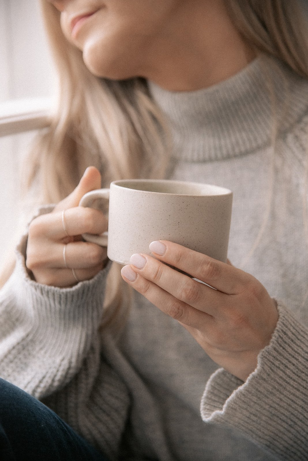 Heartiven brändikuvaus, kahvikuppi naisyrittäjän käsissä.