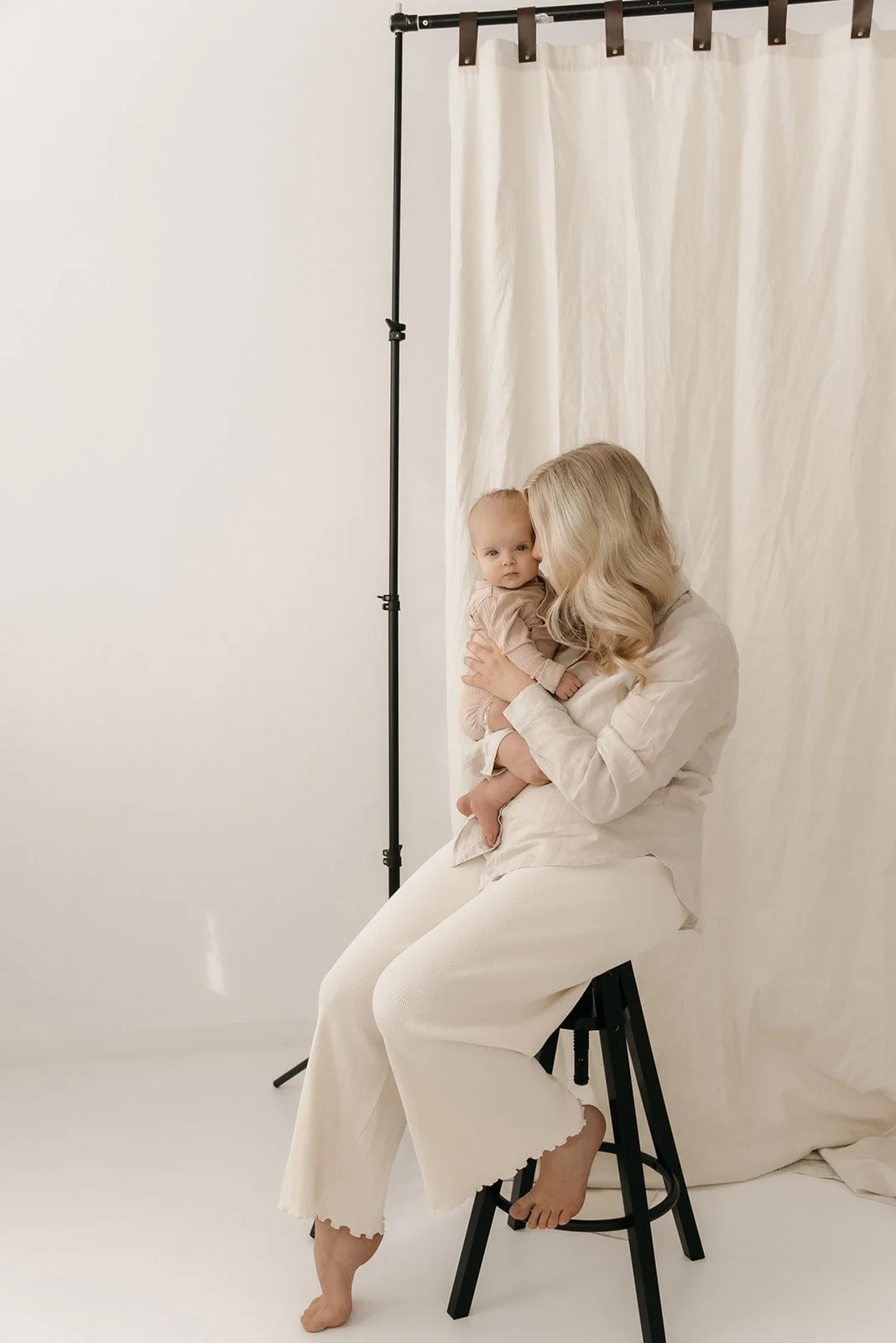 Äiti- ja lapsikuvaus valoisassa ja harmonisessa studiossa.