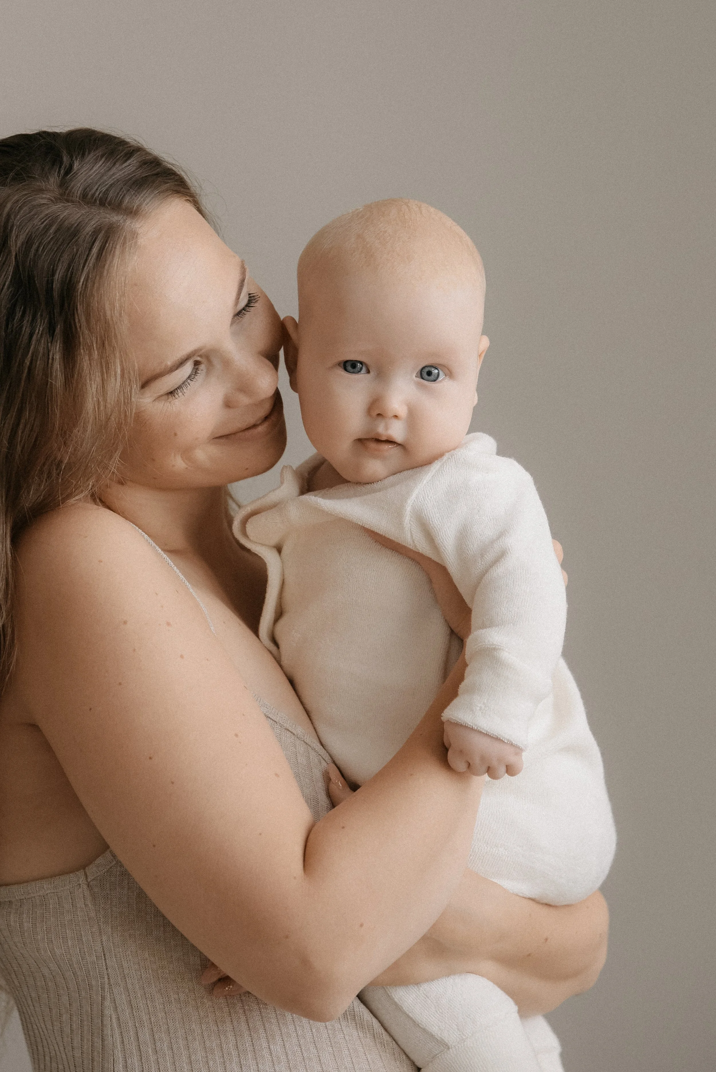 Harmoninen valokuva, jossa äiti ja vauva.