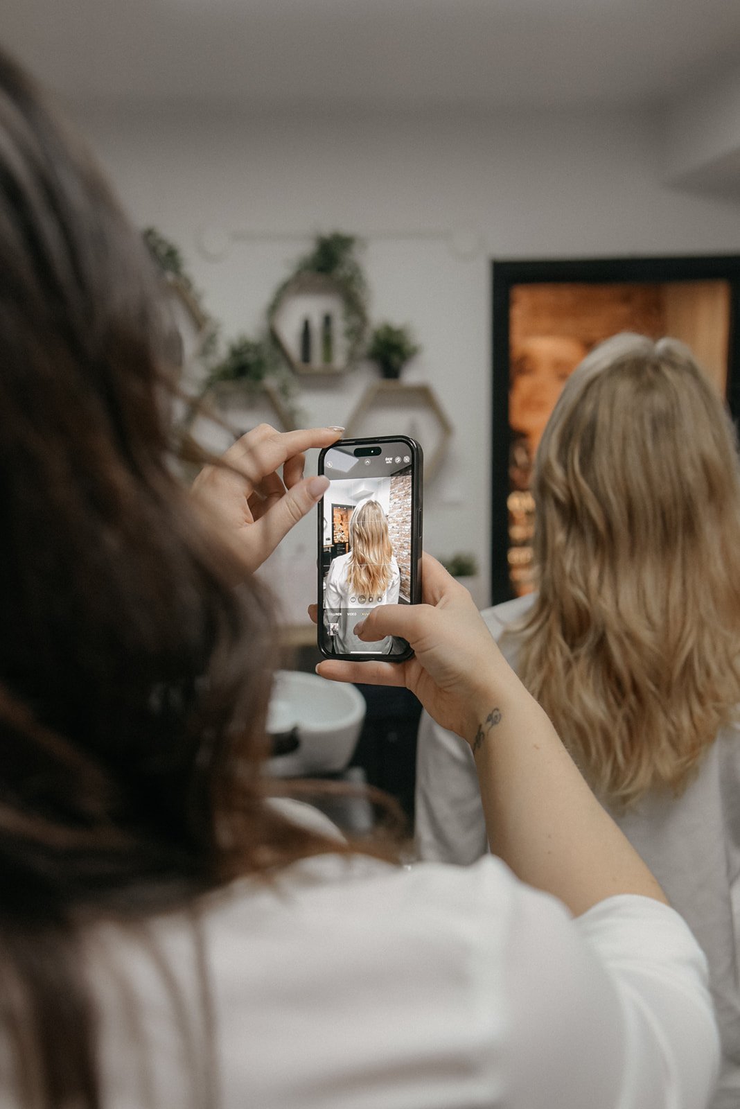 Hykken brändikuvaus, kampaaja ottaa kamerallaan kuvaa luodusta kampauksesta.