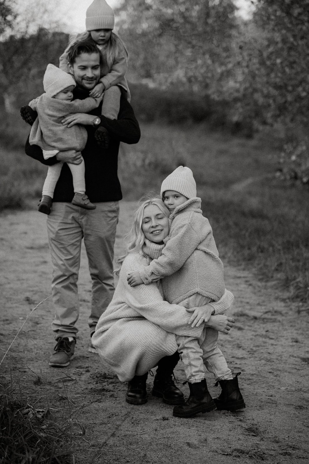 Perhekuvaus Helsinki, äiti, isä ja kolme lasta luontomaisemassa.