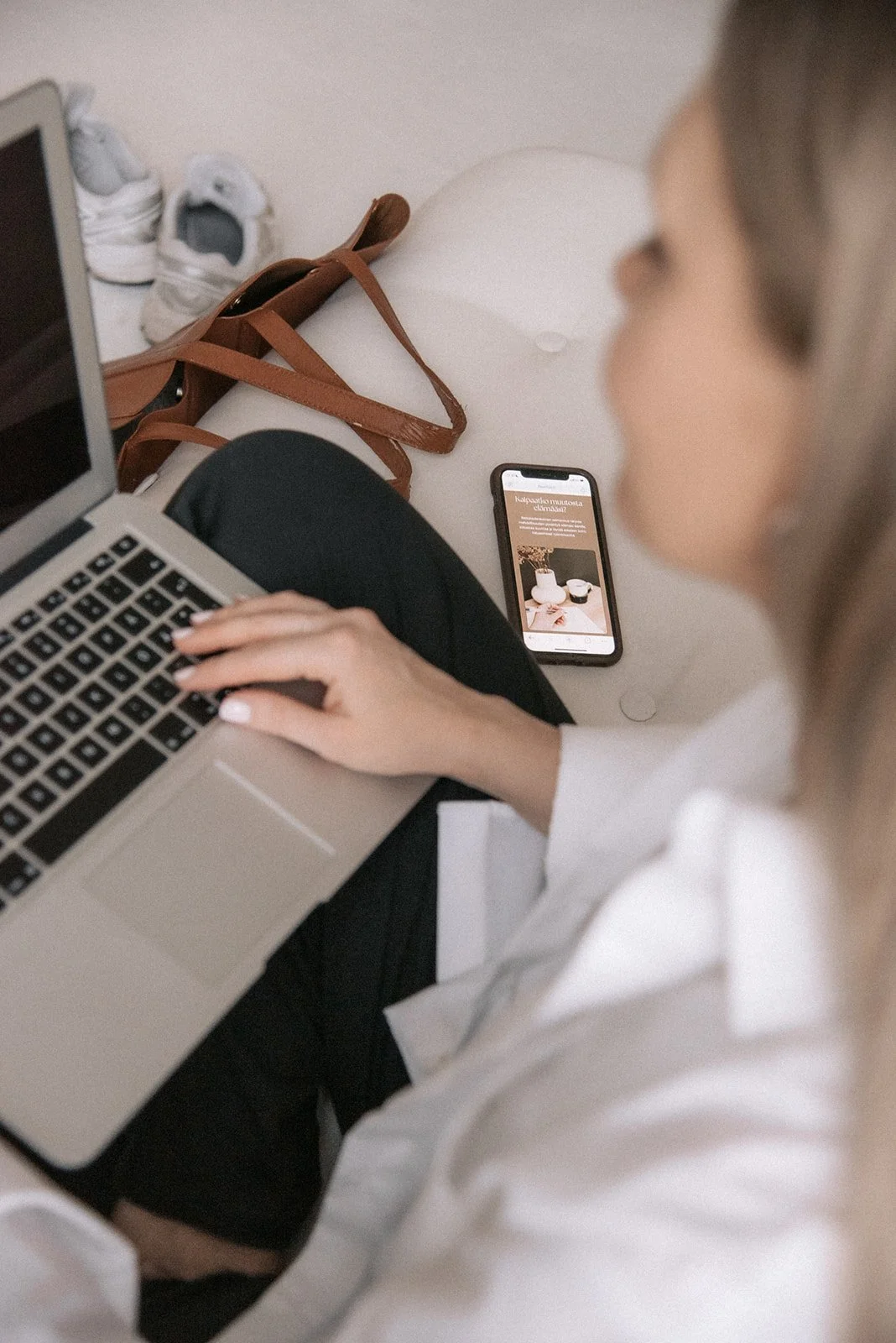 Yrittäjä näppäilee tietokonettaan Heartiven brändikuvassa.