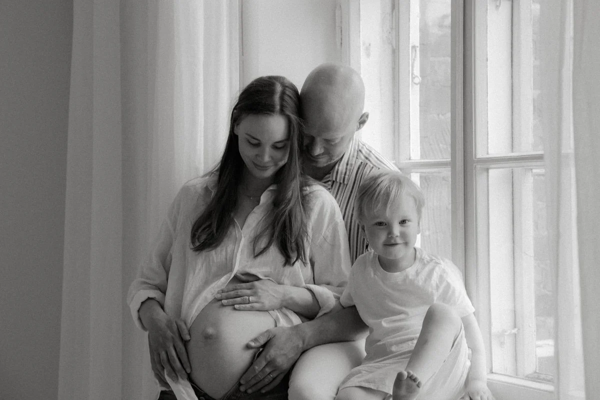 Perhe kuvattavana valoisalla studiolla Keravalla.