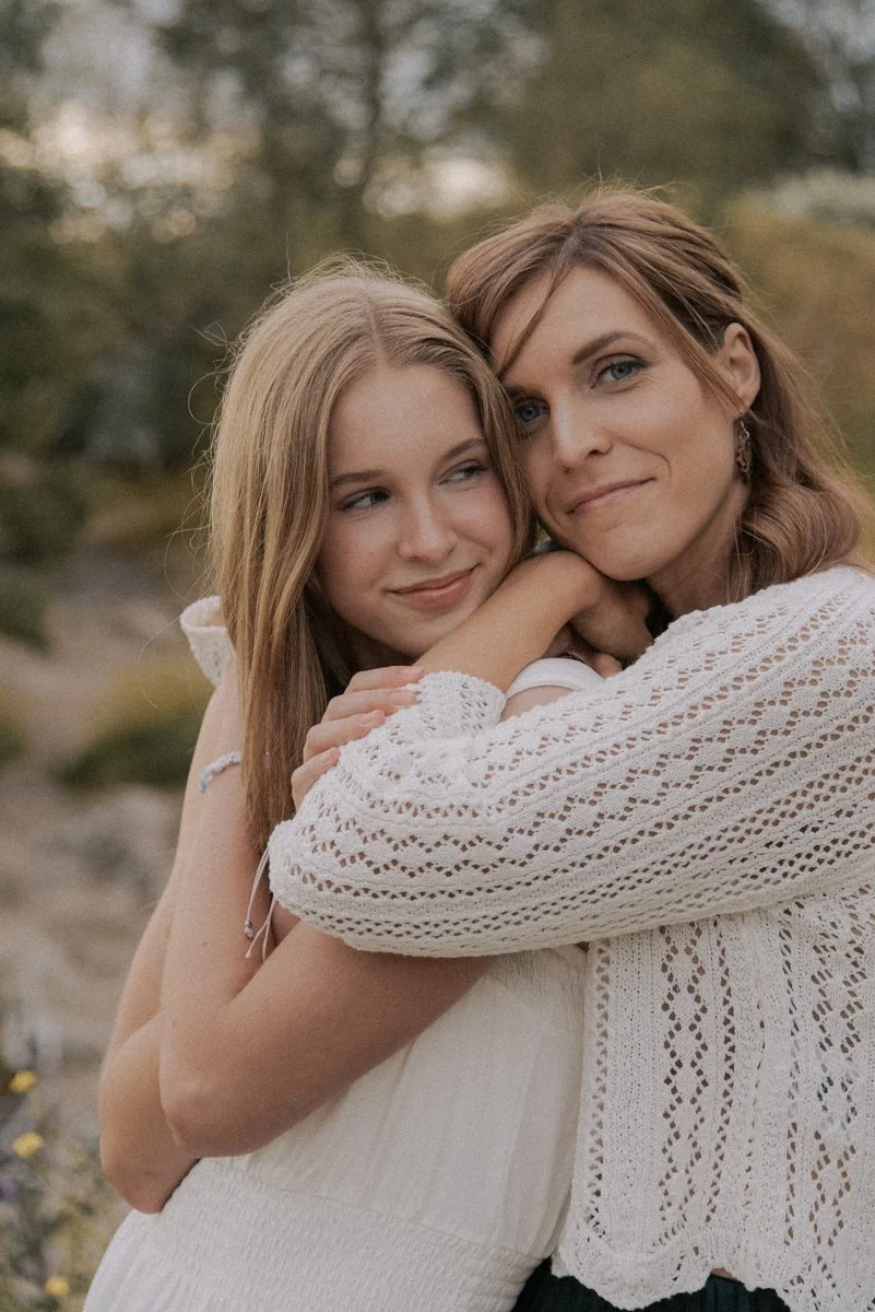 Perhekuvaus Espoo, äiti ja tytär halaavat toisiaan.