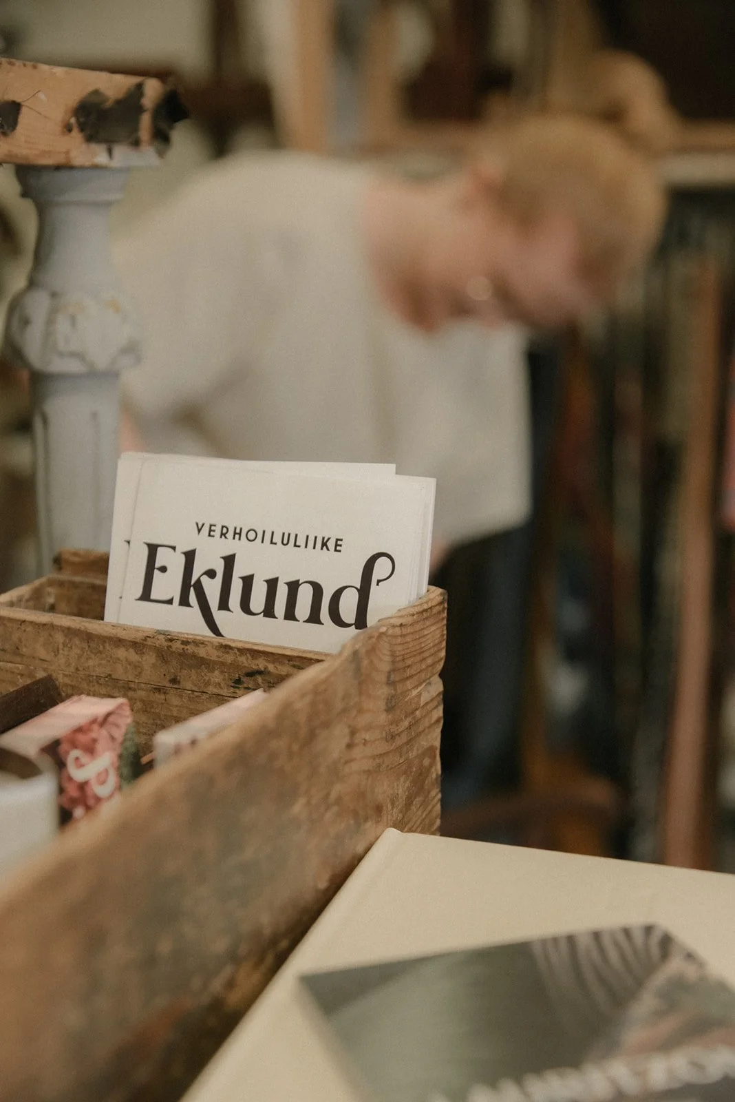 Verhoiluliike Eklundin yrityskuvaus, edustaalla yrityksen logo ja taustalla yrittäjä.