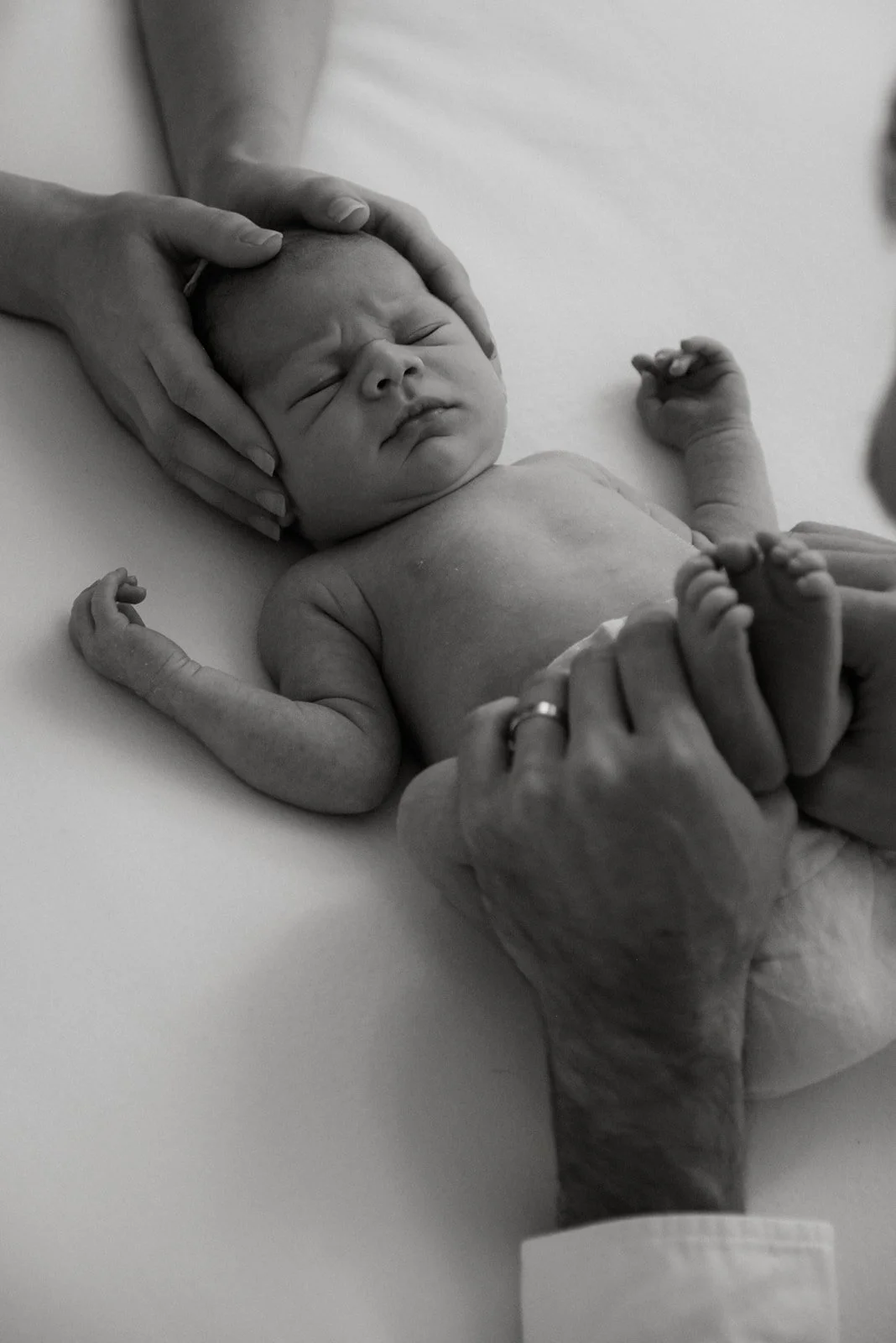 Heidi Väisänen kuvaa vastasyntyneen ensi hetkiä studiollaan Keravalla.